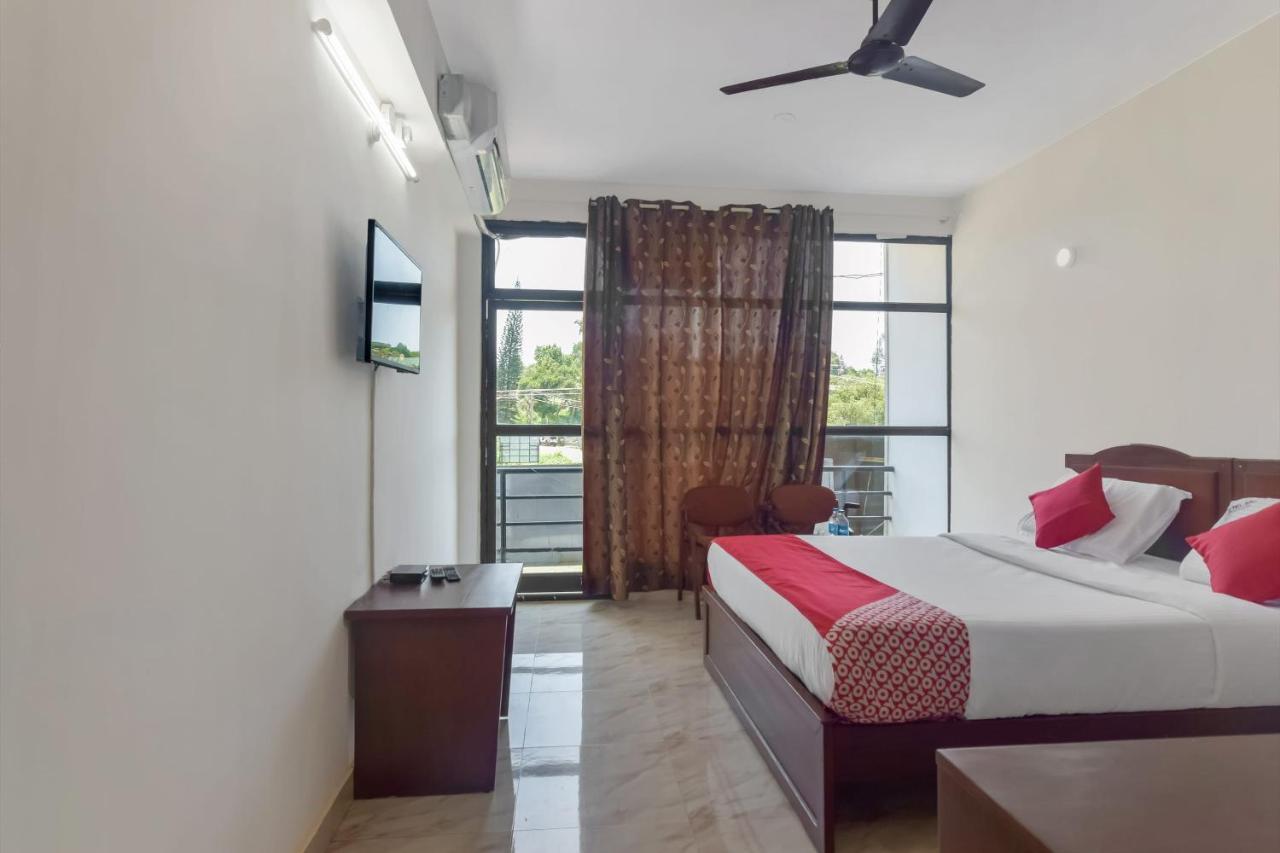 Oyo 13581 Hotel Raj Madikeri Luaran gambar