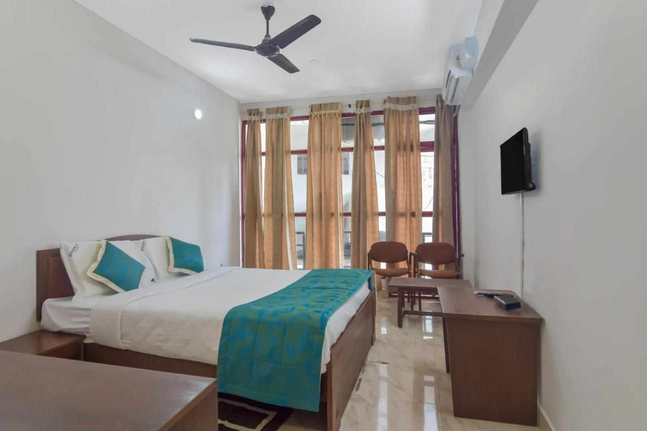 Oyo 13581 Hotel Raj Madikeri Luaran gambar